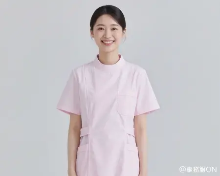 医療ユニフォーム(ナース服)を着た女性
