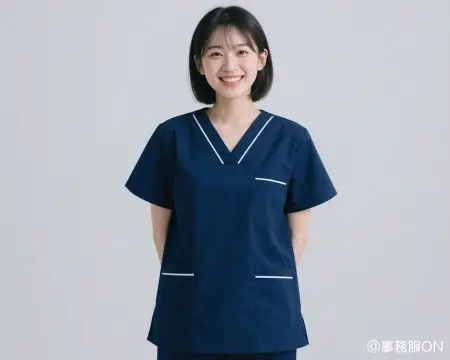 医療ユニフォーム(スクラブ)を着た女性