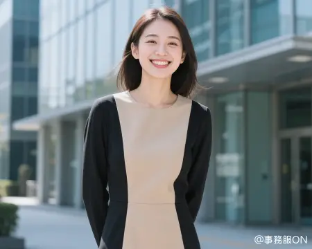 事務服ワンピースを着た女性